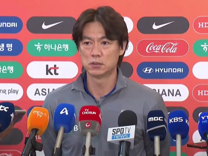 홍명보 감독이 2일 이라크로 출국하기 전 취재진 질문에 답하고 있다. [사진=KBS 유튜브 중계화면 캡처]