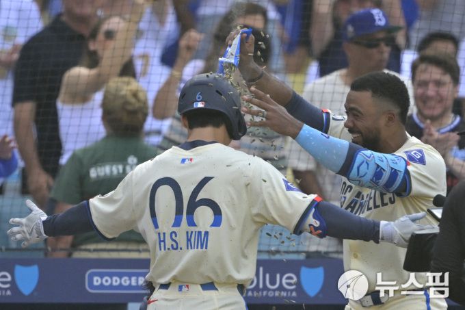 [로스앤젤레스 로이터=뉴스핌] 장환수 스포츠전문기자= LA 다저스 김혜성이 1일 뉴욕 양키스와 홈경기에서 2회 홈런을 친 뒤 더그아웃에서 테오스카 에르난데스로부터 축하를 받고 있다. 2025.06.02 zangpabo@newspim.com