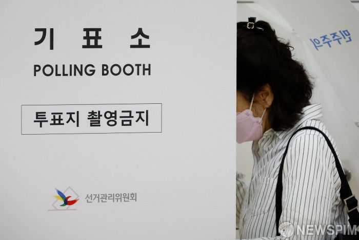 [서울=뉴스핌] 류기찬 인턴기자 = 제21대 대선 사전투표 첫째날인 29일 오전 서울 마포구 용강동주민센터에서 유권자들이 투표를 하고 있다. 2025.05.29 ryuchan0925@newspim.com