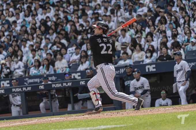 [서울=뉴스핌] 장환수 스포츠전문기자= LG 김현수가 3일 NC와 창원경기에서 1-0으로 앞선 4회 쐐기 3점 홈런을 날리고 있다. [사진=LG] 2025.06.03 zangpabo@newspim.com