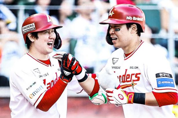 [서울=뉴스핌] 장환수 스포츠전문기자= SSG 한유섬(오른쪽)이 3일 삼성과 인천 경기에서 1회 선제 결승 2점 홈런을 날린 뒤 선행주자 최정의 축하를 받고 있다. [사진=SSG] 2025.06.03 zangpabo@newspim.com