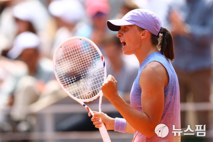 [파리 로이터=뉴스핌] 장환수 스포츠전문기자= 프랑스오픈 4연패를 노리는 '흙신' 이가 시비옹테크가 3일 8강전에서 엘리나 스비톨리나를 2-0으로 꺽은 뒤 기뻐하고 있다. 2025.06.03 zangpabo@newspim.com