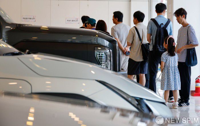 [서울=뉴스핌] 류기찬 인턴기자 = 제21대 대선 본투표날인 3일 오후 서울 광진구 한 자동차 판매 대리점에 마련된 능동 제3투표소에서 시민들이 투표를 하기 위해 대기하고 있다. 2025.06.03 ryuchan0925@newspim.com