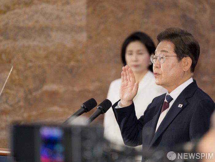 [서울=뉴스핌] 국회사진기자단 = 이재명 대통령과이 4일 오전 서울 여의도 국회에서 열린 제21대 대통령 취임선서에서 취임선서를 하고 있다. 2025.06.04 photo@newspim.com