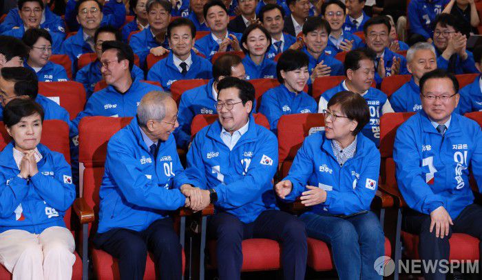 [서울=뉴스핌] 윤창빈 기자 = 윤여준·박찬대 더불어민주당 상임총괄선대위원장을 비롯한 선대위 관계자들이 3일 국회의원회관 개표상황실에서 제21대 대통령선거 지상파 출구조사 결과에서 이재명 후보가 51.7%로 앞서는 것으로 발표되자 환호하고 있다. 2025.06.03 pangbin@newspim.com