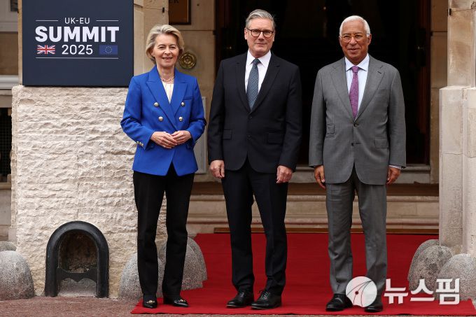 [런던 로이터=뉴스핌] 장일현 특파원 =  우르줄라 폰데어라이엔 유럽연합(EU) 집행위원장과 키어 스타머 영국 총리, 안토니오 코스타 EU 정상회의 상임의장이 19일(현지시간) 영국 런던 랭카스터 하우스에서 열린 정상회담에 앞서 취재진을 향해 포즈를 취하고 있다. 2025.05.19 ihjang67@newspim.com