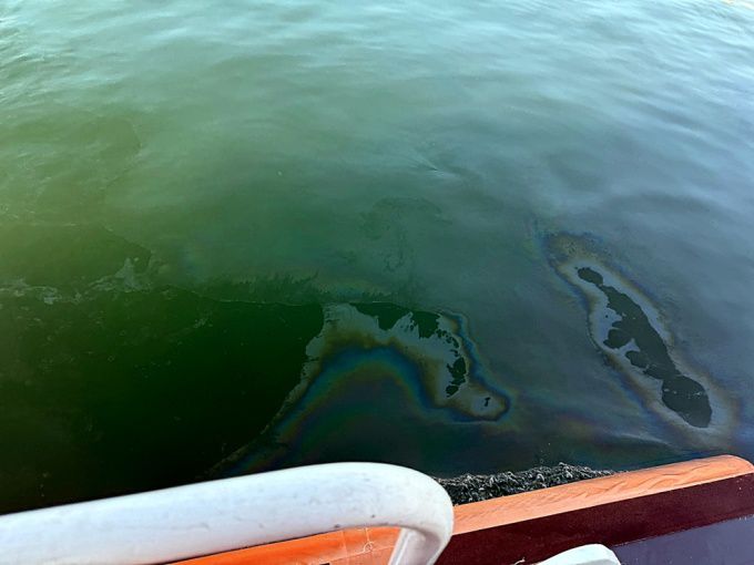 경북 포항해경이 4일 오전 동빈항에 계류 중이던 275t 규모 부선 A호에서 유출된 경유를 긴급 방제하고 있다.[사진=포항해경] 2025.06.04 nulcheon@newspim.com