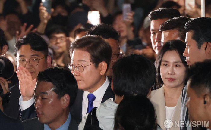 [인천=뉴스핌] 김학선 기자 = 제21대 대통령 선거에서 당선이 확실시 되는 이재명 더불어민주당 대선 후보가 3일 밤 인천 계양구 귤현동 자택을 나와 주민들과 지지자들에게 인사하고 있다. 2025.06.03 yooksa@newspim.com