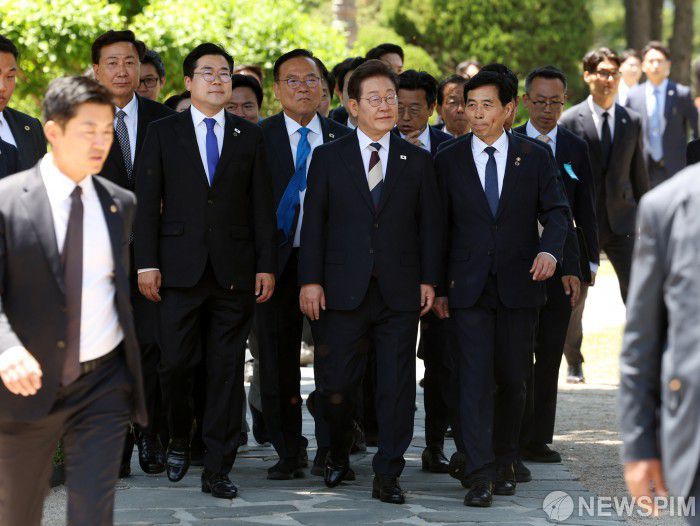 [서울=뉴스핌] 국회사진기자단 = 이재명 대통령이 4일 서울 여의도 국회 로텐더홀에서 취임 선서를 마친 뒤 우원식 국회의장 및 여야 6당 대표와 오찬을 위해 박찬대(왼쪽) 더불어민주당 대표 직무대행과 김민기 국회 사무총장과 함께 사랑재로 이동하고 있다. 2025.06.04 photo@newspim.com