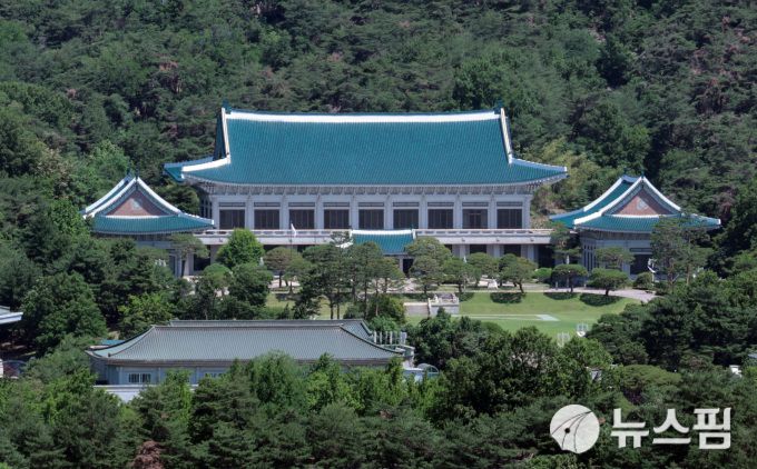 [서울=뉴스핌] 이길동 기자 = 이재명 대통령이 집무실을 다시 청와대로 이전할 방침인 가운데 청와대 개·보수 작업이 완료될 때까지는 용산 대통령실로 출근하게 된다. 윤석열 전 대통령이 2022년 5월 10일 대통령 집무실을 용산 국방부 청사로 공식 이전한 지 3년여 만에 '용산 시대'를 마감하고 청와대로 복귀하는 것이다.4일 이재명 대통령 취임날 서울 종로구에서 바라본 청와대 모습. 2025.06.04 gdlee@newspim.com