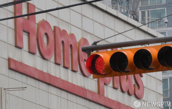 [서울=뉴스핌] 양윤모 기자 = 사모펀드 MBK파트너스가 운영하는 홈플러스가 4일 오전 서울회생법원에 기업회생절차 개시를 신청한 가운데, 홈플러스 영등포점 신호등에 빨간불이 들어와 있다. 2025.03.04 yym58@newspim.com