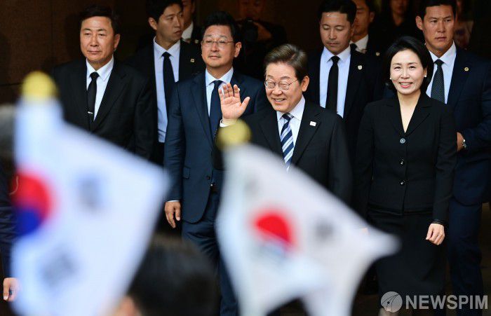 [인천=뉴스핌] 김학선 기자 = 이재명 대통령과 김혜경 여사가 4일 인천 계양구 자택을 나서며 주민들과 지지자들에게 인사하고 있다. 2025.06.04 yooksa@newspim.com