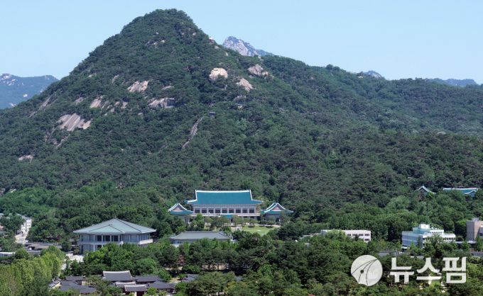 [서울=뉴스핌] 이길동 기자 = 이재명 대통령이 집무실을 다시 청와대로 이전할 방침인 가운데 청와대 개·보수 작업이 완료될 때까지는 용산 대통령실로 출근하게 된다. 윤석열 전 대통령이 2022년 5월 10일 대통령 집무실을 용산 국방부 청사로 공식 이전한 지 3년여 만에 '용산 시대'를 마감하고 청와대로 복귀하는 것이다.4일 이재명 대통령 취임날 서울 종로구에서 바라본 청와대 모습. 2025.06.04 gdlee@newspim.com