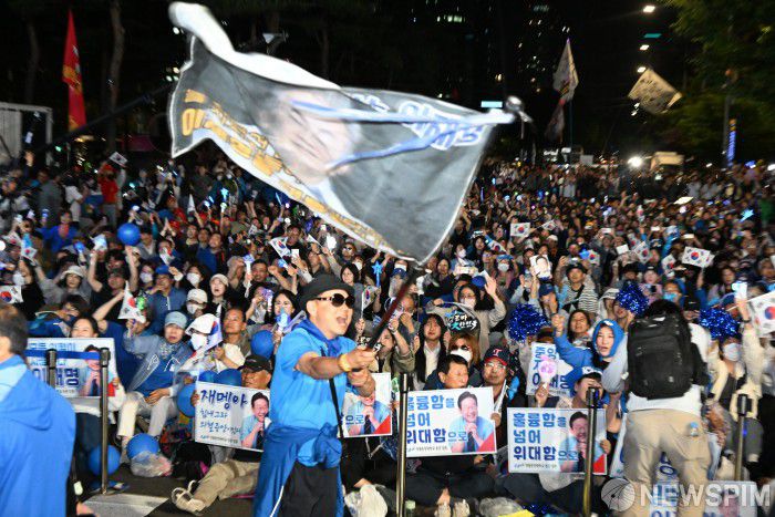 [서울=뉴스핌] 윤창빈 기자 = 3일 이재명 대통령 후보가 당선이 확정되자 서울 여의도 국회앞에 마련된 더불어민주당의 국민개표방송시청 현장에 지지자들이 환호하고 있다. 2025.06.03 pangbin@newspim.com