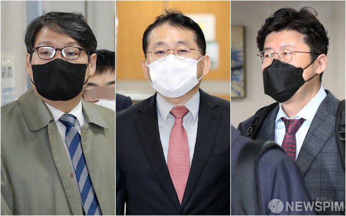 김학의 전 법무부 차관에 대한 불법 출국금지 사건에 관여한 혐의로 기소된 차규근 조국혁신당 의원, 이규원 조국혁신당 전략위원장, 이광철 전 청와대 민정비서관에 대한 대법원 판단이 5일 나온다. 사진은 이 전 비서관(왼쪽부터), 차 의원, 이 위원장이 2021년 11월 5일 오전 서울 서초구 서울중앙지방법원에서 열린 공판에 출석하는 모습. [사진=뉴스핌 DB]