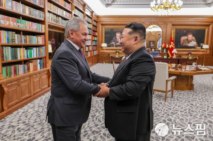 [서울=뉴스핌] 이영종 통일전문기자 = 김정은 북한 국무위원장이 4일 평양을 방문한 세르게이 쇼이구 러시아 국가안보회의 서기를 자신의 집무실에서 만나 손을 맞잡고 있다. 쇼이구의 방북은 한국 대선 결과가 나와 이재명 대통령이 취임 선서를 한 당일 이뤄졌다. [사진=노동신문] 2025.06.05 yjlee@newspim.com