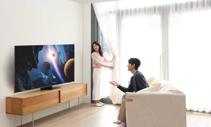 삼성전자 모델이 '눈부심 방지(Glare Free)' 기술이 적용된 2025년형 AI TV 신제품 'OLED(83SF95)'를 시청하고 있다.   [사진=삼성전자]