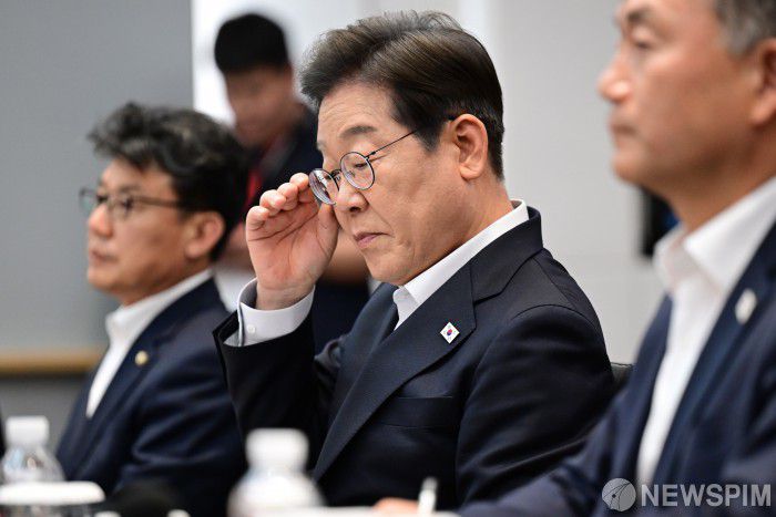 이재명 더불어민주당 대선 후보가 지난달 28일 오후 경기도 이천시 SK하이닉스 이천캠퍼스에서 열린 'K-반도체' AI메모리반도체 기업 간담회에 참석해 자료를 살펴보고 있다. [사진=뉴스핌DB]