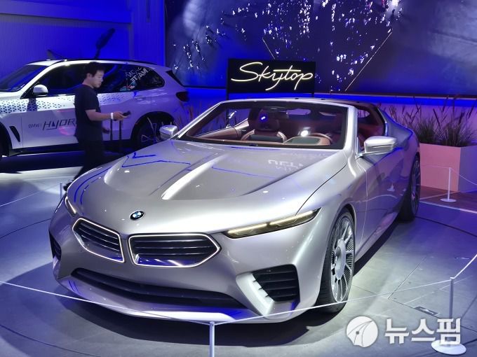 [인천=뉴스핌] 김승현 기자 = 인천 영종도 BMW 드라이빙센터에 전시된 BMW의 대형 컨버터블 스카이탑 콘셉트카. 2025.06.05 kimsh@newspim.com