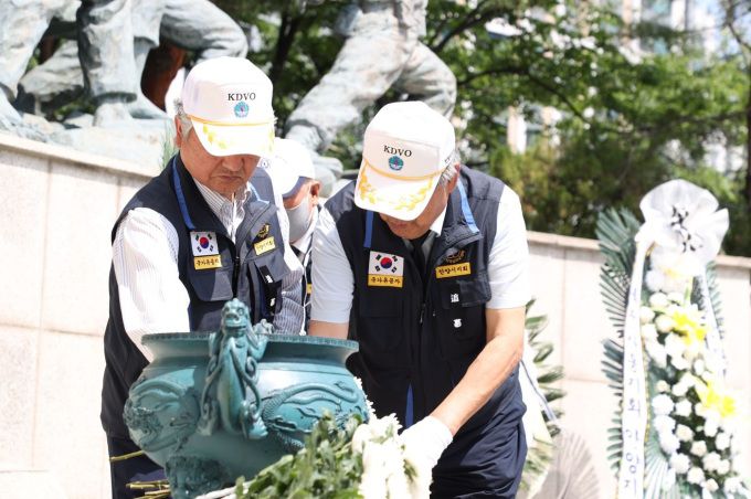 6일 안양시 만안구 안양동 현충탑에서 열린 현충일 추념식에서 국가유공자와 안양시민들이 헌화하고 있다. [사진=안양시]