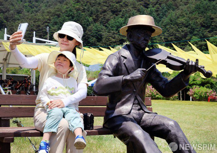 [서울=뉴스핌] 양윤모 기자 = 6일 오후 평창군 방림면 계촌클래식마을에서 열린 '2025계촌클래식축제'를 찾은 방문객들이 축제로고 장식물을 배경으로 기념사진을 촬영하고 있다. 올해로 11회째를 맞은 계촌클래식축제는 '예술이 마을을 물들이다'라는 주제로 클래식 연주를 비롯해 합창, 재즈, 해금 등 다양한서 장르의 공연과 플리마켓과 먹거리 부스, 드론 라이트 쇼 등 다채로운 부대 행사로 8일 까지 펼쳐진다. [사진=평창군청] 2025.06.06 yym58@newspim.com