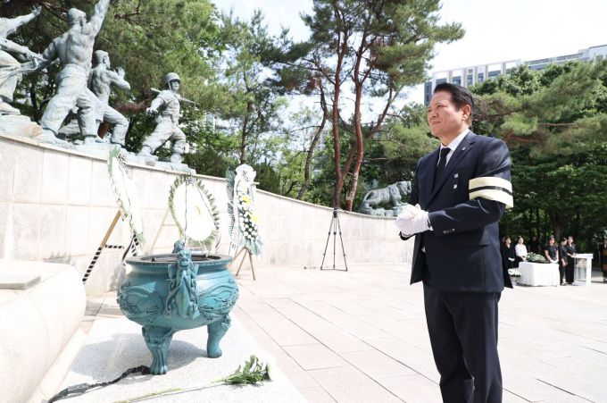 최대호 안양시장이 6일 안양동 현충탑에서 열린 제70회 현충일 추념식에서 헌화하고 있다. [사진=안양시]