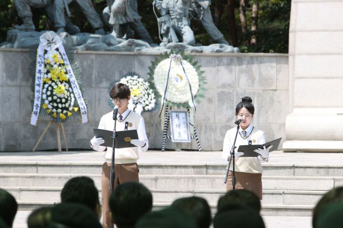 6일 안양시 만안구 안양동 현충탑에서 열린 현충일 추념식에서 인덕원고등학교 학생들이 추모 헌시를 직접 낭독했다. [사진=안양시]