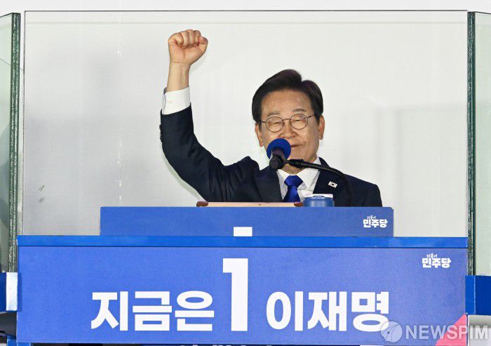 [서울=뉴스핌] 윤창빈 기자 = 제21대 대통령 당선이 확실시 되는 이재명 더불어민주당 대선 후보가 4일 서울 여의도 국회 정문 앞에 마련된 개표방송 야외무대에서 인사를 하고 있다. 2025.06.04 pangbin@newspim.com