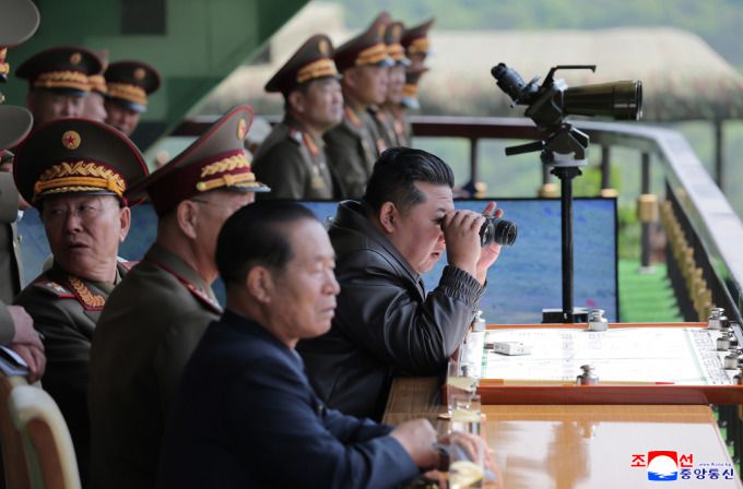 [서울=뉴스핌] 이영종 통일전문기자 = 김정은 북한 국무위원장이 14일 열린 군 병종별 종합훈련을 참관하며 쌍안경을 들어 훈련 상황을 살피고 있다. [사진=조선중앙통신] 2025.05.27 yjlee@newspim.com