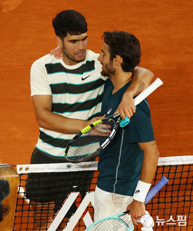 [파리 로이터=뉴스핌] 장환수 스포츠전문기자= 카를로스 알카라스(왼쪽)가 7일 프랑스오픈 준결승에서 로렌초 무세티에 기권승을 거둔 뒤 위로의 말을 전하고 있다. 2025.06.07 zangpabo@newspim.com
