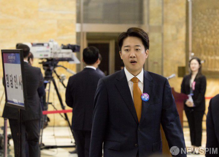 [서울=뉴스핌] 국회사진기자단 = 4일 오전 서울 여의도 국회에서 열린 제21대 이재명 대통령 취임선서에 이준석 개혁신당 의원이 참석하고 있다. 2025.06.04 photo@newspim.com