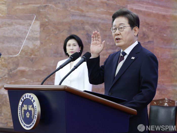 [서울=뉴스핌] 국회사진기자단 = 이재명 대통령이 4일 오전 국회 본청 로텐더홀에서 열린 제21대 대통령 취임 선서 행사에서 선서를 하고 있다. 2025.06.04 photo@newspim.com
