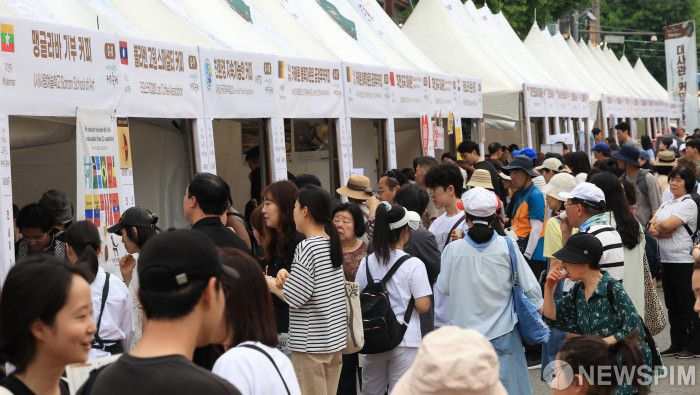 [서울=뉴스핌] 양윤모 기자 = 노원구(오승록 노원구청장)가 7일 오후 서울 공릉역에서 동부아파트 삼거리까지 이어지는 경춘선 공릉숲길 일대에서 ‘제3회 경춘선 공릉숲길 커피축제’를 개최했다. 행사에 참여한 시민들이 커피생산국 부스에서 커피문화를 체험하고 있다.  노원구 커피축제는 공릉동 지역의 자생적 커피 문화를 바탕으로 2023년 처음 시작돼 빠르게 성장해 구를 대표하는 문화축제로 자리매김하고 있다. [사진=노원구청] 2025.06.07 yym58@newspim.com