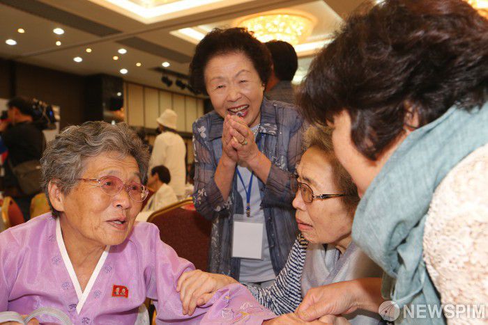 [금강산=뉴스핌] 사진공동취재단=제21차 이산가족 상봉행사 2회차 첫날인 24일 오후 북한 금강산 이산가족면회소에서 열린 단체상봉에서 북측 량차옥 (82) 할머니와 남측 언니 양순옥(86), 동생 양계옥(79), 동생 양경옥(74), 동생 양성옥(71), 동생 양영옥(77) 등 6자매가 웃으며 대화하고 있다. 2018.08.24.