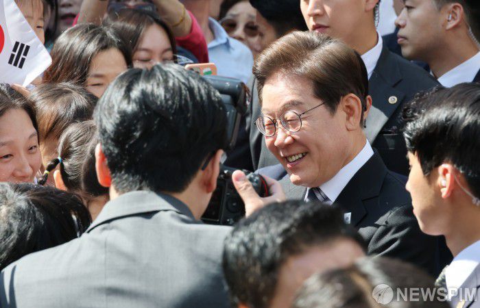 [인천=뉴스핌] 김학선 기자 = 이재명 대통령이 4일 인천 계양구 자택을 나서며 주민들과 지지자들에게 인사하고 있다. 2025.06.04 yooksa@newspim.com