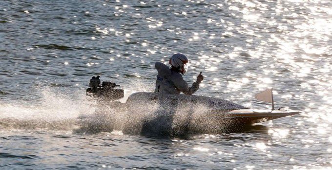 미사경정장에서 열린 경정 경주에서 우승을 차지한 선수가 손가락을 치켜들며 기뻐하고 있다. [사진=국민체육진흥공단]