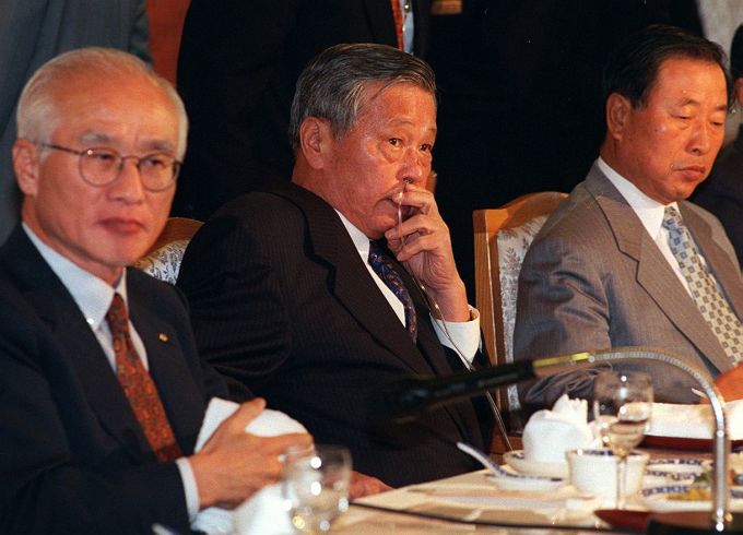 폐암수술을 받은 故(고) 최종현 회장(왼쪽 두번째)이 IMF 구제금융 직전인 1997년 9월 산소 호흡기를 꽂은 채 전경련 회장단 회의에 참석해 경제위기 극복방안을 논의하고 있다. [사진=SK그룹]
