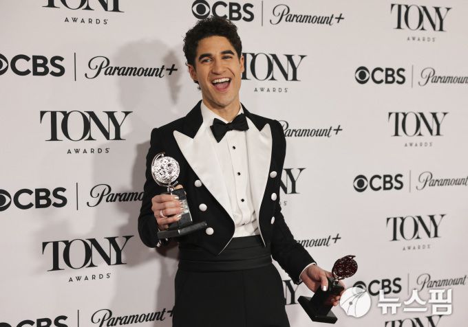[서울=뉴스핌] 최문선 인턴기자 = 대런 크리스가 미국 뉴욕에서 열린 제78회 토니상 시상식에서 남우주연상과 뮤지컬 부문 최우수 연기상을 수상하며 포즈를 취하고 있다. [사진=로이터 뉴스핌] 2025.06.09 moonddo00@newspim.com