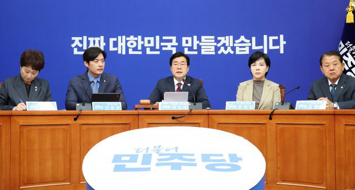 [서울=뉴스핌] 정일구 기자 = 박찬대 더불어민주당 대표 직무대행 겸 원내대표가 5일 오전 서울 여의도 국회에서 열린 최고위원회의에서 모두발언을 하고 있다. 2025.06.05 mironj19@newspim.com