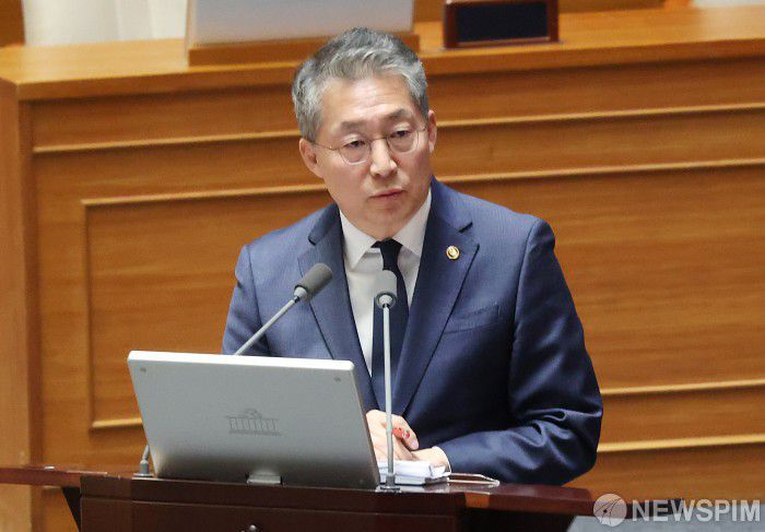 [서울=뉴스핌] 정일구 기자 = 김민석 고용노동부 차관이 16일 오후 서울 여의도 국회에서 열린 제424회 국회(임시회) 본회의 교육·사회·문화 분야 대정부질문에서 임이자 국민의힘 의원 질의에 답하고 있다. 2025.04.16 mironj19@newspim.com