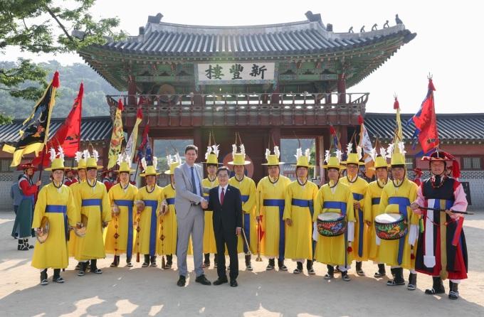데이비드 이비 BC주 수상과 김동연 경기도지사가 함께 사진을 찍고 있다. [사진=경기도]