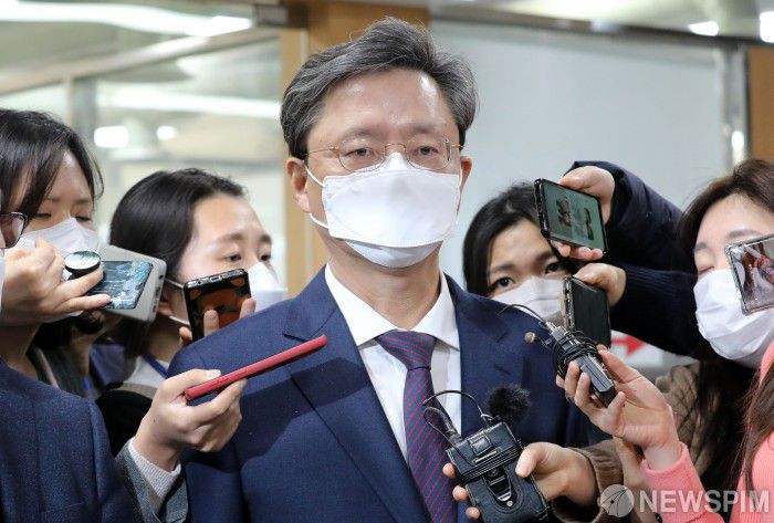 국가정보원을 통해 불법사찰 한 혐의로 재판에 넘겨진 우병우 전 청와대 민정수석이 2021년 서울 서초구 서울고등법원에서 열린 항소심 선고 공판을 마치고 법원을 나서며 취재진에게 입장을 밝히는 모습. [사진=백인혁 기자]