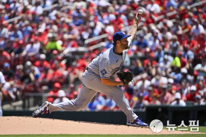 [세인트루이스 로이터=뉴스핌] 장환수 스포츠전문기자= LA 다저스 클레이튼 커쇼가 10일 세인트루이스 방문경기에서 1회말 힘차게 공을 던지고 있다. 2025.06.09 zangpabo@newspim.com