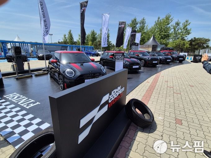 [인천=뉴스핌] 김승현 기자 = 인천 영종도 BMW 드라이빙센터에 전시된 MINI JCW 라인업. = 2025.06.05 kimsh@newspim.com