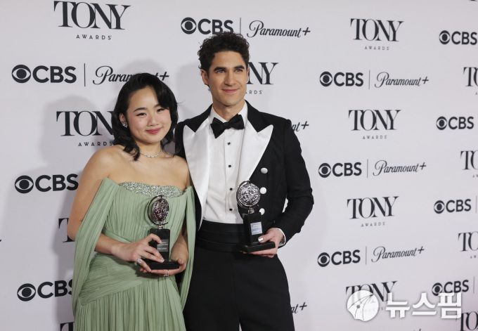 [서울=뉴스핌] 최문선 인턴기자 = 대런 크리스와 헬렌 J. 쉔이 미국 뉴욕에서 열린 제78회 토니 어워드에서 '어쩌면 해피엔딩'으로 최우수 뮤지컬상을 수상하며 포즈를 취하고 있다. [사진=로이터 뉴스핌] 2025.06.09 moonddo00@newspim.com
