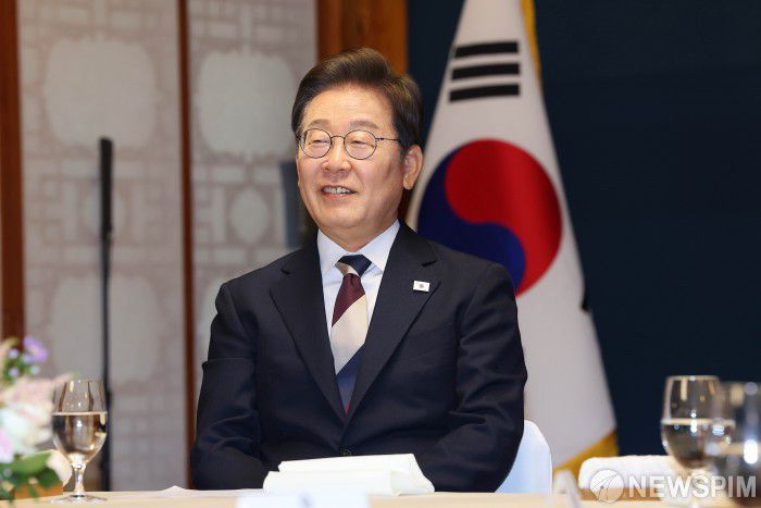 이재명 대통령의 재판 중단 논란이 헌법 조항끼리의 충돌 문제로 번지는 모양새다. 법원이 대통령 불소추특권을 규정한 헌법 제84조를 적용해 이 대통령 재판을 연기하자 한동훈 전 국민의힘 대표는 '대통령 당선자가 판결로 자격을 상실하면 60일 이내에 후임자를 선거한다'는 헌법 제68조를 거론하며 재판을 진행해야 한다고 주장했다. 이재명 대통령. [사진=뉴스핌DB]