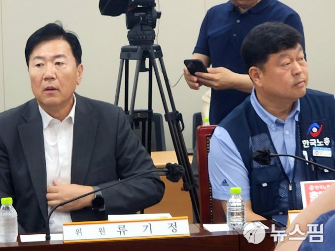 [세종=뉴스핌] 양가희 기자 = 최저임금위원회 사용자 위원 류기정 한국경영자총협회 전무(왼쪽)과 근로자 위원 류기섭 한국노총 사무총장(오른쪽)이 27일 정부세종청사에서 열린 최저임금위원회 제2차 전원회의에 참석해 서로 다른 방향을 보고 있다. 2025.05.27 sheep@newspim.com