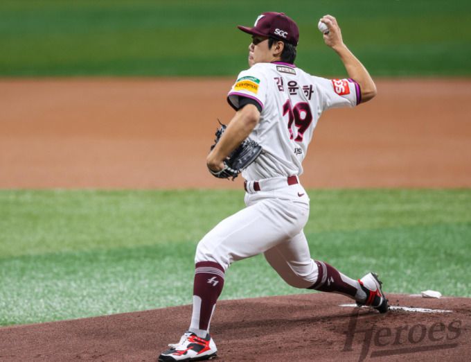 [고척=뉴스핌] 키움의 선발 투수 김윤하가 5이닝 무실점 호투를 했다. [사진 = 키움] 2025.06.10 wcn05002@newspim.com