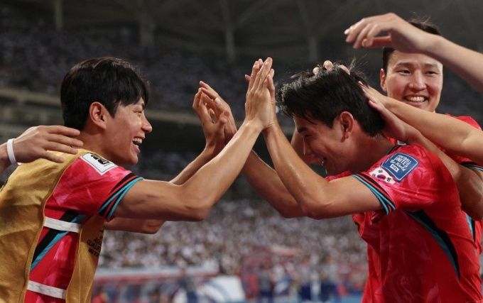 [바스라 로이터 =뉴스핌] 박상욱 기자 = 김진규(오른쪽)가 6일 북중미 월드컵 아시아 3차 예선 B조 9차전 원정 경기에서 선제골을 넣고 K리그 동료 전진우의 축하를 받고 있다. 2025.6.6 psoq1337@newspim.com