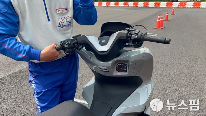 [이천=뉴스핌] 조수빈 기자 = 스쿠터 기본 조작법을 알려주고 있는 이영선 혼다 에듀케이션 센터 인스트럭터. [사진=조수빈 기자] 2025.06.05 beans@newspim.com
